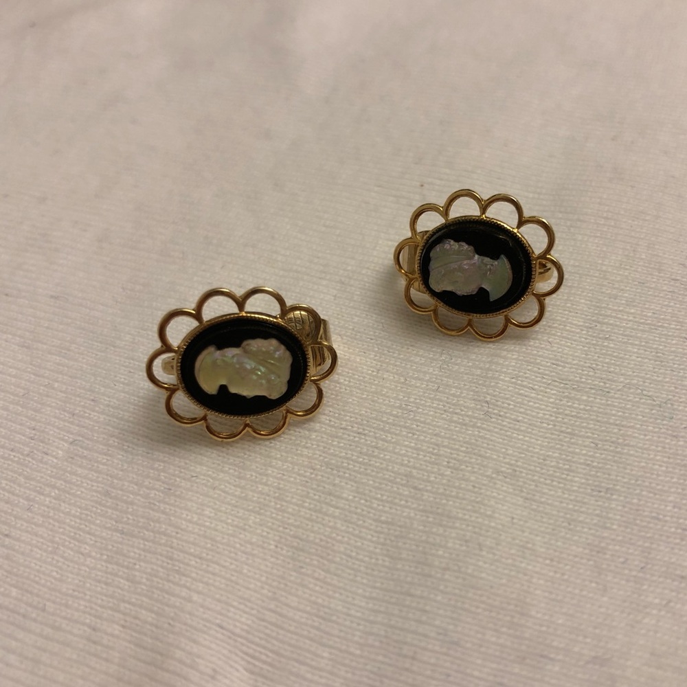 Cameos clip on earrings